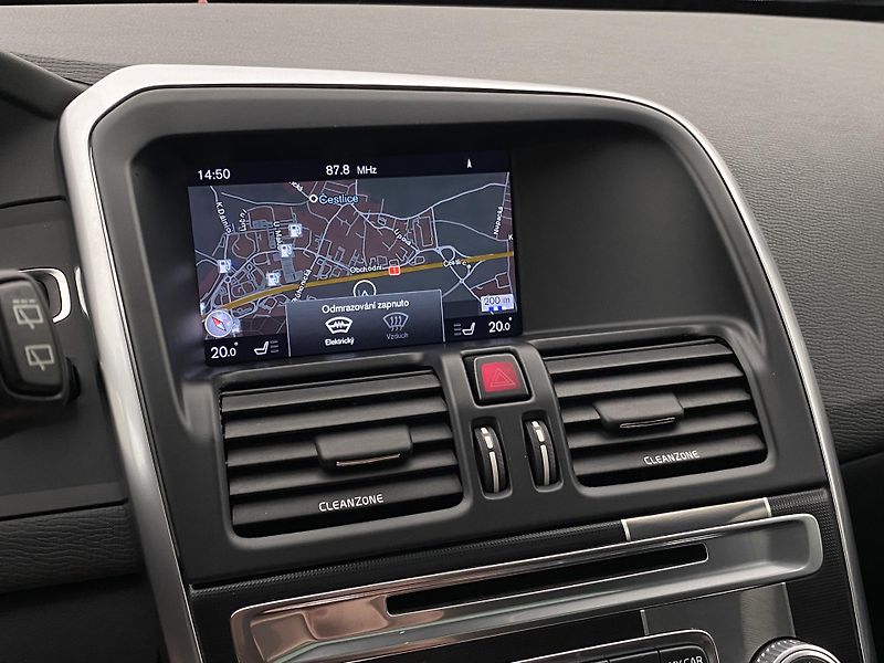 Volvo XC60 D5 AWD R-DESIGN AUT REZERVACE - fotka 43 z 52