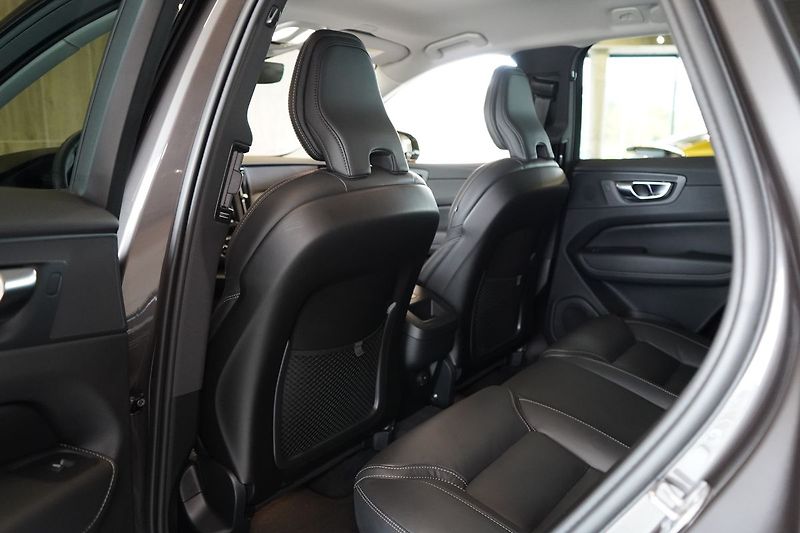 Volvo XC60 B5 AWD Plus Dark, Ventilace - fotka 41 z 46