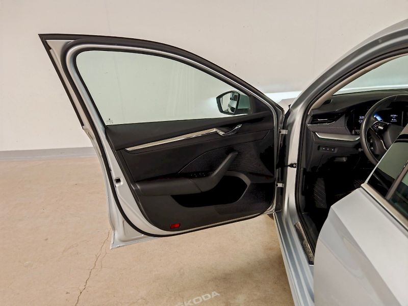 Škoda Octavia (2022) 2.0 TSI 140 kW DSG 4x4 Style P - fotka 20 z 30