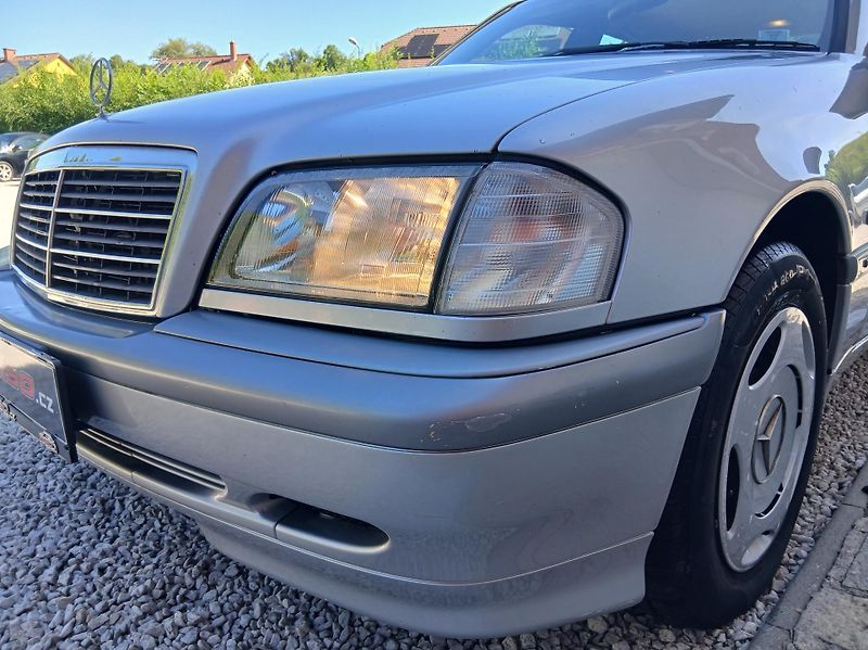 Mercedes-Benz Třídy C 200K 1.MAJ - fotka 25 z 31