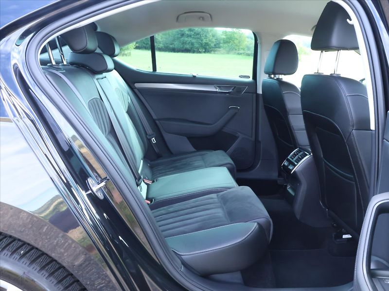Škoda Superb 2,0 TDI 147kW 4x4 DSG Style+ C - fotka 13 z 34