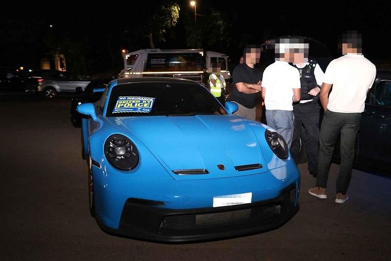 Ferrari Monza SP2 za více než sto milionů zabavila britská policie.