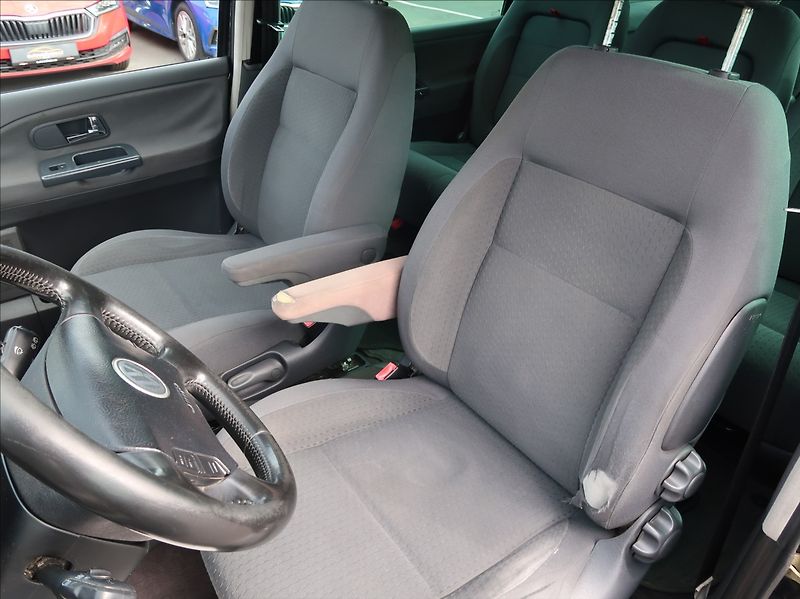 Volkswagen Sharan 1,9 TDi,96kW,7míst,aut.klima - fotka 9 z 24