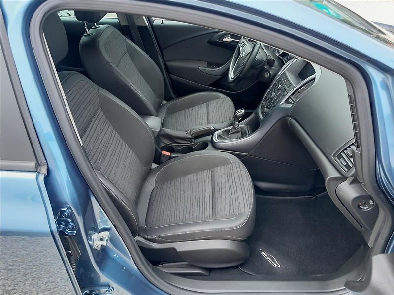 Opel Astra 1,6 TDCI 100kW SPORTS TOURER - fotka 29 z 51