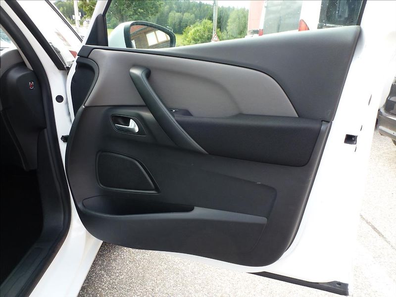 Citroën Grand C4 Picasso 1,2 PureTech 130HP Turbo 6MAN - fotka 25 z 51
