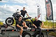 Unikátní trenažér pro trénink jízdy po zadním kole, známý jako Wheelie Machine, má své evropské zázemí v Karlovarském kraji.