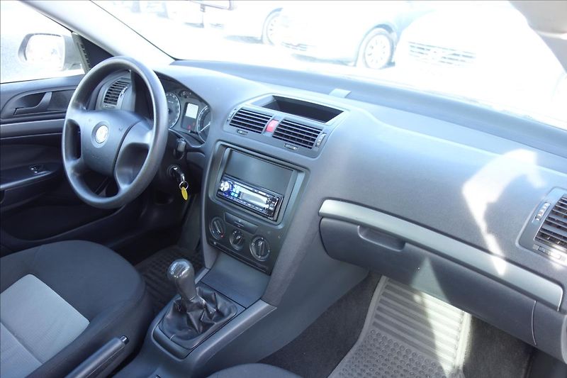 Škoda Octavia 1,6 i 75KW, ČR, SERVIS. KN. - fotka 11 z 35