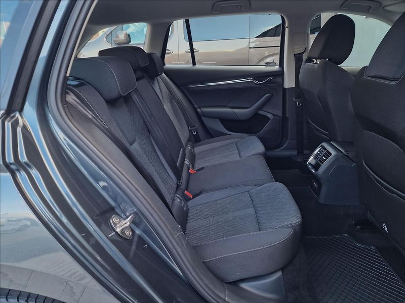Škoda Octavia 2.0 TDI DSG Style Combi,1.Maj - fotka 15 z 50