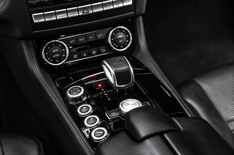 Mercedes-Benz CLS 63 AMG 4M, Designo Carbon H&K - fotka 20 z 28