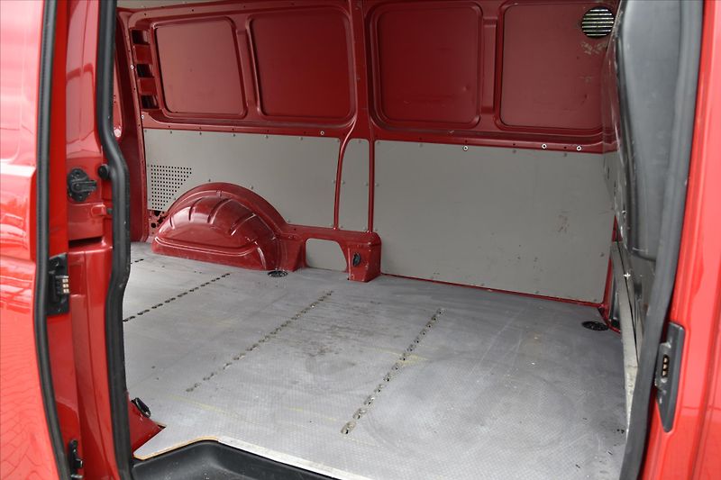 Volkswagen Transporter 2.0 TDI L2 KLIMA DPH TAŽNÉ Z. - fotka 12 z 16