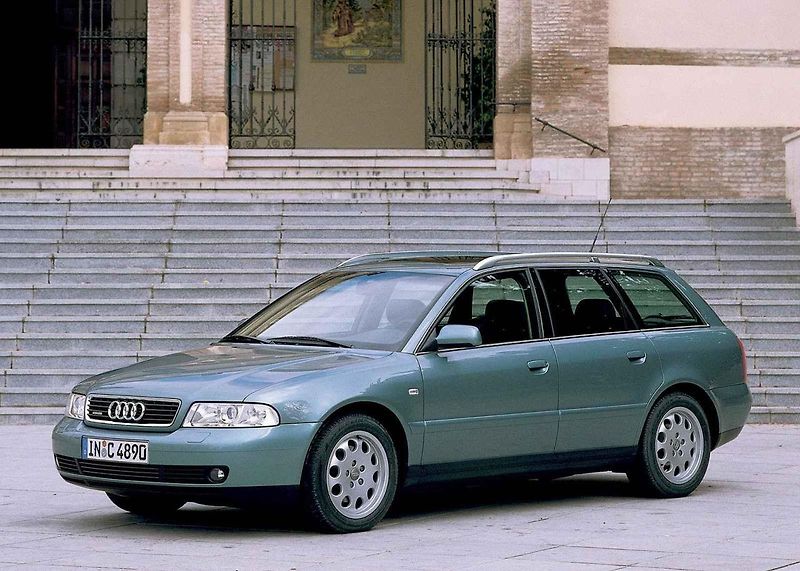 Audi A4 se v první generaci chlubila nápaditými propagačními snímky.