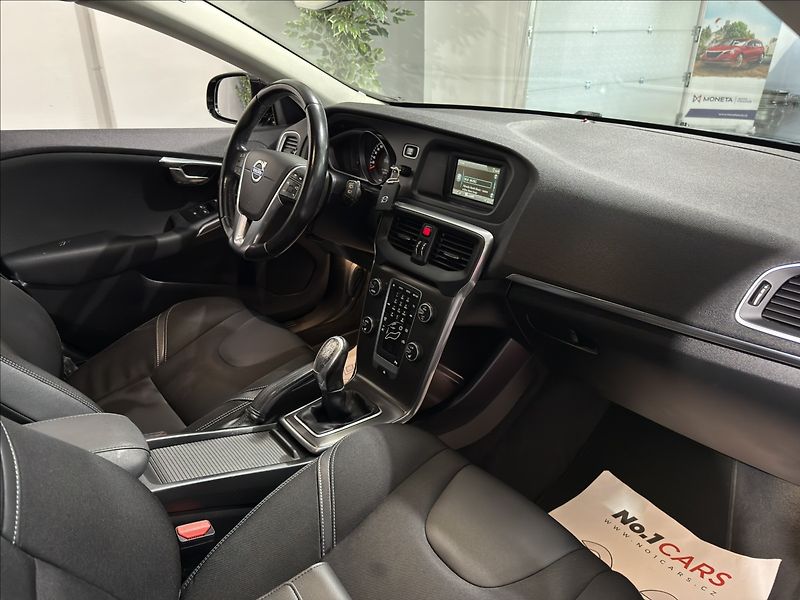 Volvo V40 1,6   D2 MOMENTUM BI-XEN VÝHŘE - fotka 19 z 42