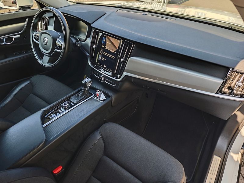 Volvo V90 (2019) 2.0 D4 Momentum 140kW 8AT - fotka 10 z 43