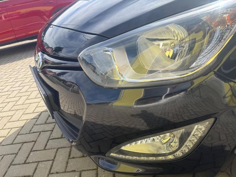Hyundai i20 (2012) 1,2i VÝHŘ.SEDADLA JEN 107tis. - fotka 25 z 27