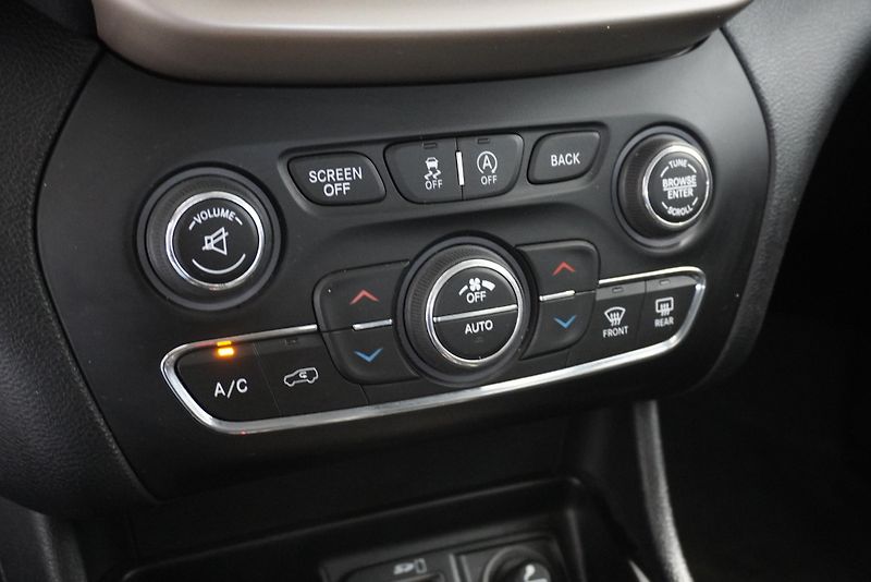 Jeep Cherokee 3,2I V6 LIMITED 4X4 AUT. - fotka 15 z 30