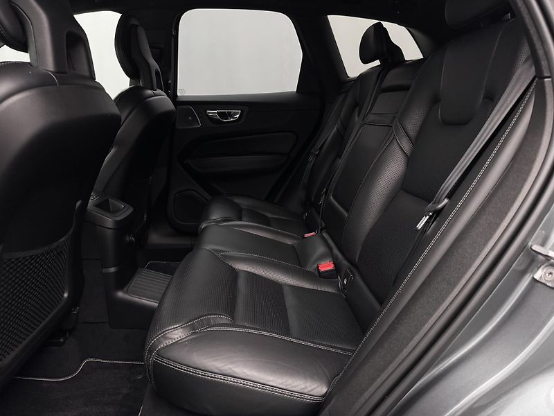 Volvo XC60 T8 AWD RECHARGE R-DESIGN AUT - fotka 6 z 51