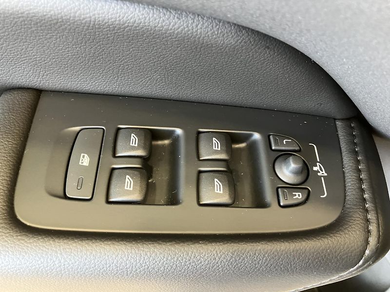 Volvo XC60 B4 FWD Momentum PRO AT8 - fotka 23 z 47