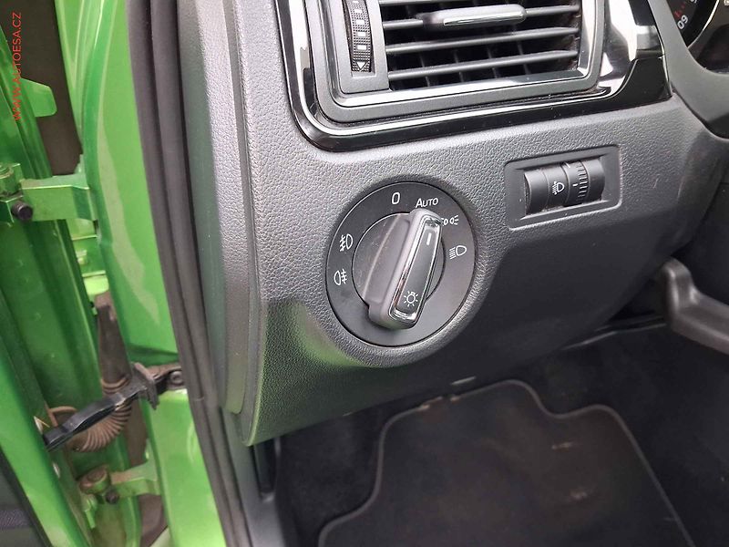 Škoda Rapid (2014) 1.6 TDi, Sport, xenon, panor - fotka 14 z 17