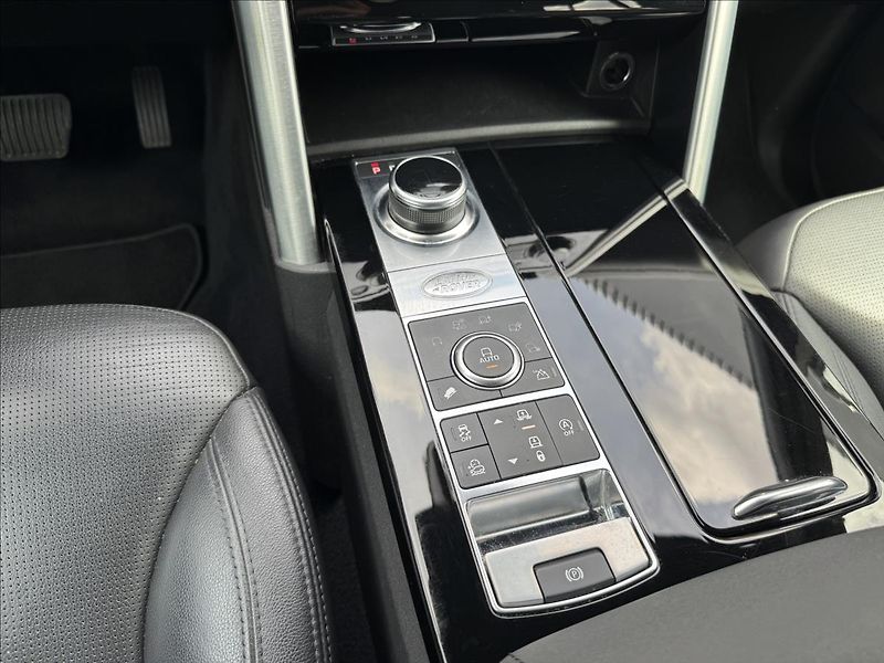 Land Rover Discovery 3,0 SDV6 HSE AWD AT DPH - fotka 27 z 35