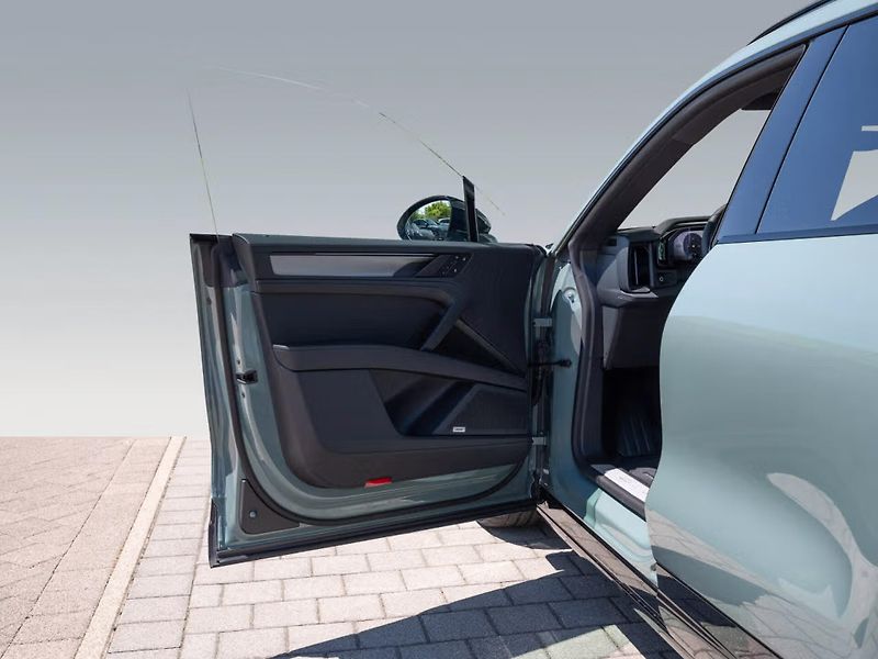 Porsche Cayenne Electric Pano HuD Venti HD-Mat - fotka 12 z 23