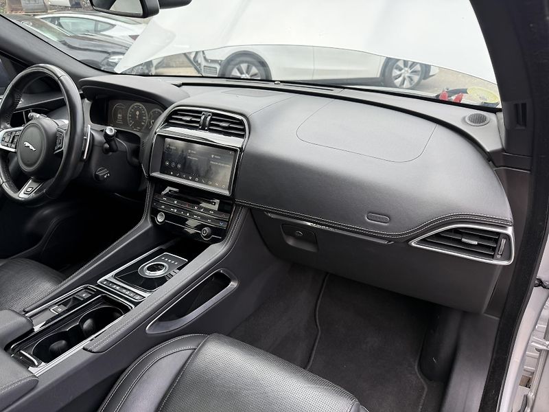 Jaguar F-Pace R-Sport 2.0D 177 kW - fotka 15 z 19