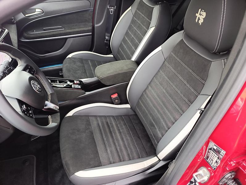 Alfa Romeo Junior (2026) Sport Speciale 1.2 Turbo Hybr. - fotka 12 z 34