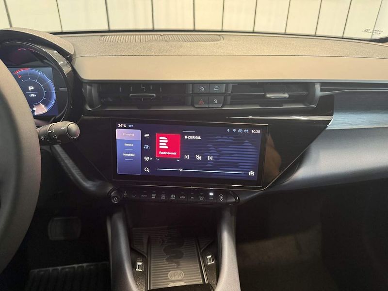 Alfa Romeo Junior (2026) Ibrida 1.2 Turbo Hybrid 145k - fotka 11 z 21