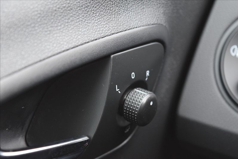 Seat Ibiza 1,2 i 66KW FR-LINE NÍZKÉ KM - fotka 19 z 39