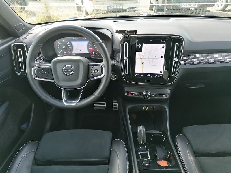 Volvo XC40 (2022) 1.5 T3 R-DESIGN Aut. - fotka 8 z 35