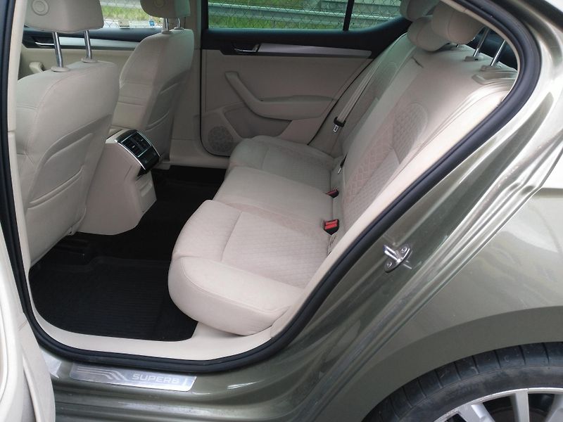 Škoda Superb 2,0 TDI /110 kW/ - fotka 6 z 33