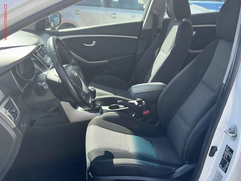 Hyundai i30 (2017) 1.6 GDI, 2.maj,ČR, servis - fotka 9 z 18
