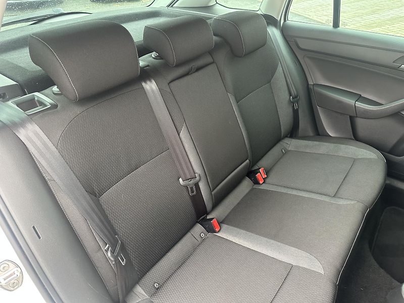 Škoda Rapid (2015) 1.6TDI 66kW ser.knížka - fotka 16 z 23