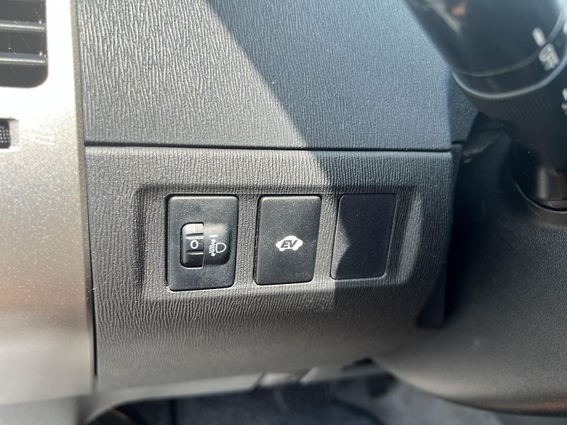 Toyota Prius 1.5i HYBRID AUTOMAT KLIMA ALU - fotka 12 z 41