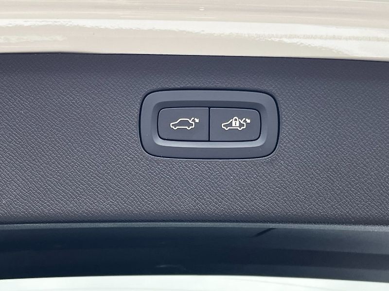 Volvo XC90 Plus Dark T8 AWD 335kW - fotka 29 z 31