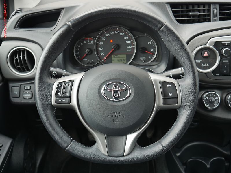 Toyota Yaris (2012) 1.3 VVT-I, ČR, AC, park - fotka 11 z 20
