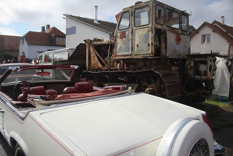 Na podzimní vyjížďku historických vozů v Telči přijelo několik desítek aut. U Muzea techniky se objevilo nejvíce škodovek, ale i kabriolet.