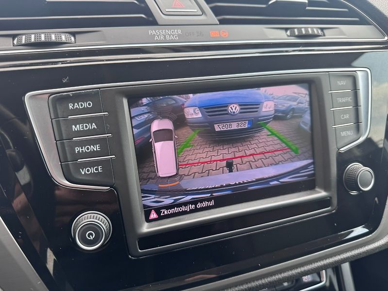 Volkswagen Touran (2016) 7X 2,0 TDI 110 KW 2 MAJ TAŽNÉ - fotka 50 z 50