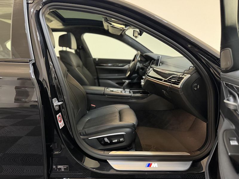 BMW Řada 7 BMW 740d xDrive M-Paket CZ - fotka 46 z 50