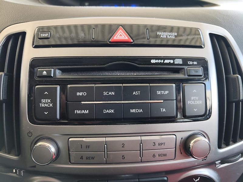 Hyundai i20 (2012) 1.2i 62kW, Klima - fotka 14 z 16