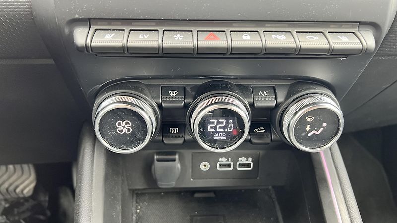 Mitsubishi Colt 1.6 HEV INSTYLE - fotka 11 z 13