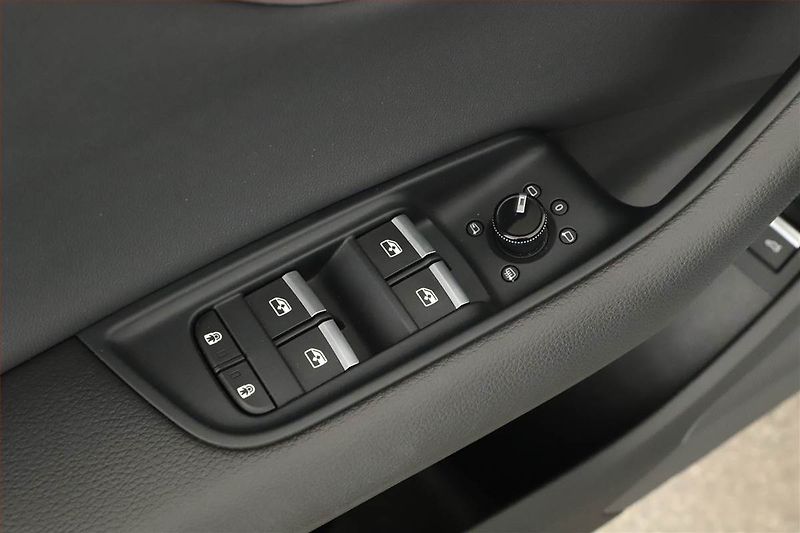 Audi Q8 (2023) 55 TFSI, Výhřev, Kamera - fotka 24 z 29