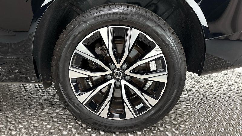Volvo XC60 2.0 B4 AUT AWD Plus Dark - fotka 19 z 28