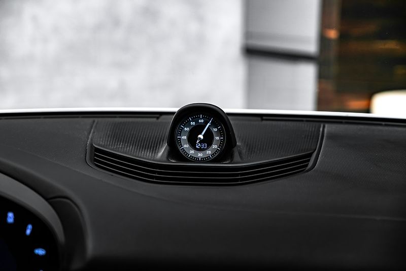 Porsche Taycan 4 Sport Chrono Pano - fotka 22 z 24