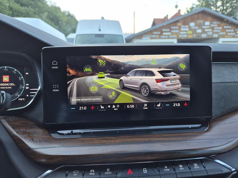 Škoda Octavia Combi Scout TDi 147kw DSG 4x4 - fotka 24 z 49