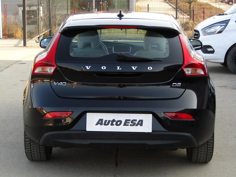 Volvo V40 (2017) 2.0 D2, AC, LED, kůže - fotka 5 z 17