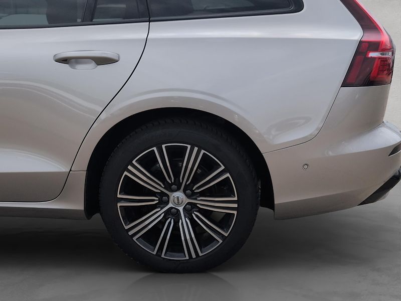 Volvo V60 B4 Plus Dark - fotka 26 z 27