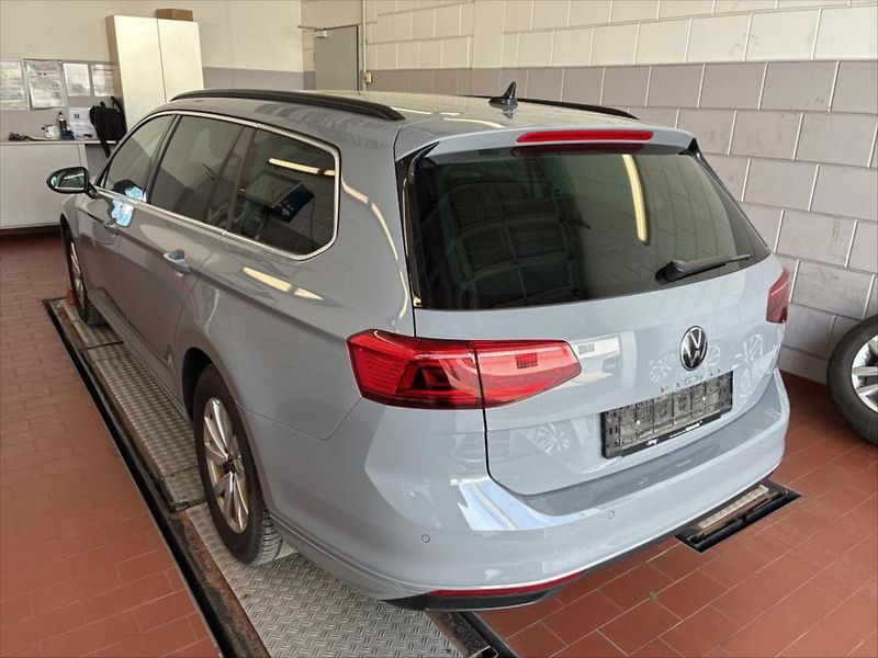 Volkswagen Passat 2,0 TDI,IQ LIGHT,EL.SEDADLA - fotka 3 z 11