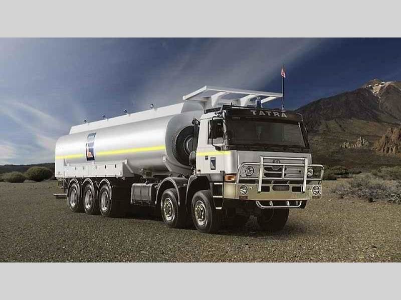 Tatra Force 8x8 – vozidlo pro přepravu potrubí.
