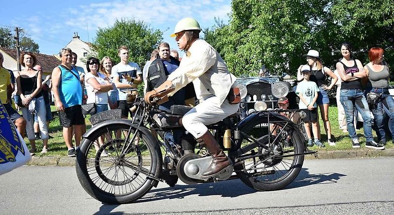 Již 18. ročník Veterán Rallye z lázní do lázní s podtitulem na pohodu, odstartovala v neděli ráno ze Skalky. 13.8. 2023