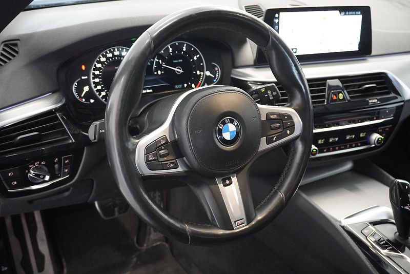 BMW Řada 5 520D TOURING XDRIVE STEPTRONIC - fotka 13 z 29